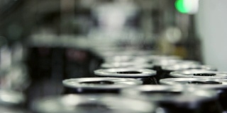 自动装罐机运输铝罐与输送带在室内制造设施
