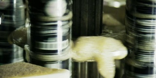 旋转装罐机通过在室内制造设施中旋转铝罐来密封铝罐