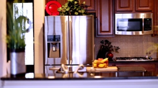 家庭厨房橱柜，家电平底锅。视频素材模板下载