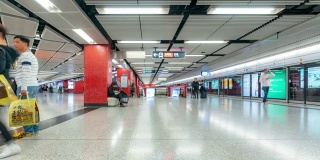 慢镜头:香港地铁车站的行人、旅客和游客