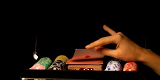 手打开提箱，显示王牌，赌扑克，赌瘾