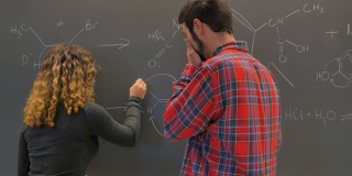 两个大学生一起做一道化学题