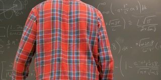 一个年轻的男大学生走到黑板前解一道复杂的数学题