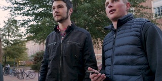 低角度的两个男大学生站在一所大学校园