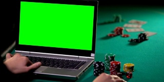 在电脑上玩扑克的人，在赌博网站上下注的人，绿屏