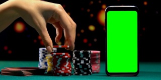 女人给一大堆代币，绿屏智能手机，在线赌场