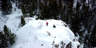 滑雪者滑雪旅游在风景陡峭的岩石露头