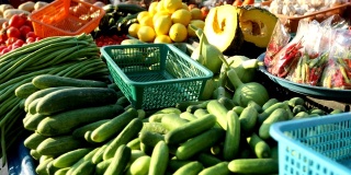摊位供应新鲜蔬菜及水果