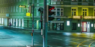 奥地利因斯布鲁克的夜市，有汽车和人的4k镜头