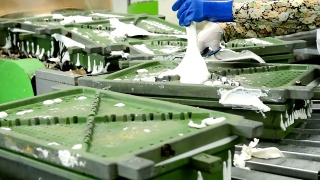 在生产线上，从传送带上的金属模具上切割乳胶泡沫视频素材模板下载