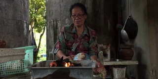 老妇人烤日本红薯和南瓜