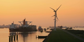 港口和风力涡轮机