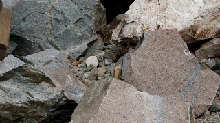 石匠用楔子和大锤切割一块花岗岩视频素材模板下载