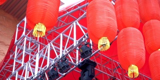 舞台灯光和红灯笼