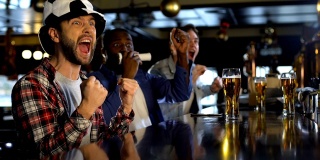 球迷们在酒吧里观看锦标赛，为进球而欣喜若狂