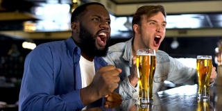 两个年轻人在酒吧看体育比赛，碰杯，爱好