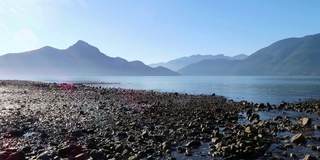 壮观的西海岸峡湾，山脉，水和岩石海岸线