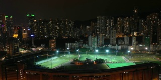 夜景照亮了香港城著名的体育场综合体，航拍全景为4k