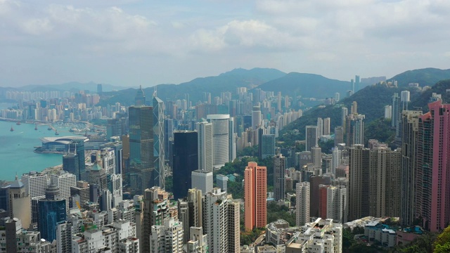 阳光明媚的一天香港市区风景维多利亚港市中心山空中全景4k