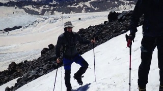 在积雪的斜坡上爬山。培训安全降落视频素材模板下载