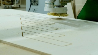 现代木工机器在工作。从胶合板上切下卷曲的部分。木制家具生产视频素材模板下载
