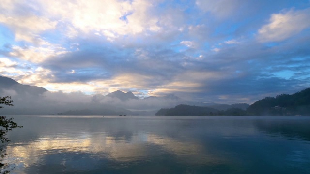 时光流逝，美丽的山景和湖泊在早晨的反射