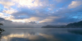 时光流逝，美丽的山景和湖泊在早晨的反射