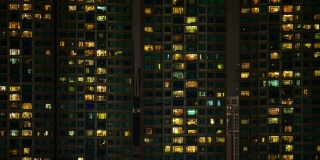 夜间照明香港城市公寓大楼正面全景4k时间推移