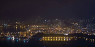 夜晚照亮香港城市港口山顶全景4k时间推移