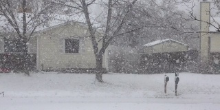 丹佛多雪多风的冬季暴风雪科罗拉多州附近的家园