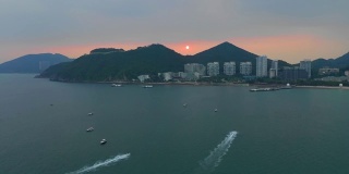日落黄昏三亚著名的大东海海滩水上摩托艇乘坐空中全景4k海南中国