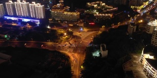 夜晚照亮三亚城市景观交通街道十字路口空中俯瞰4k海南中国