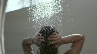 亚洲女人正在浴室里洗头发和沐浴视频素材模板下载