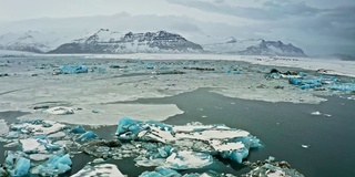 冬季Jokulsarlon礁湖的冰山鸟瞰图