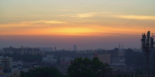 一个大都市的日出/日落与建筑的全景。