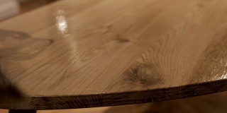 给一张木桌上漆