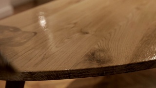 给一张木桌上漆视频素材模板下载
