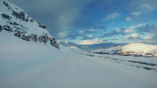 POV汽车在北极的冬季道路上行驶视频素材模板下载