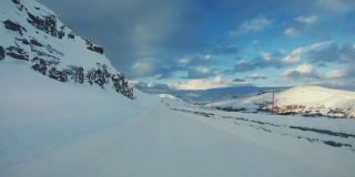 POV汽车在北极的冬季道路上行驶