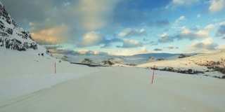 POV延时车在北极行驶:冬天的道路