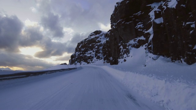 POV汽车在北极的冬季道路上行驶