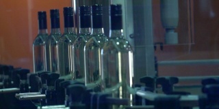 玻璃瓶在自动生产线上移动。