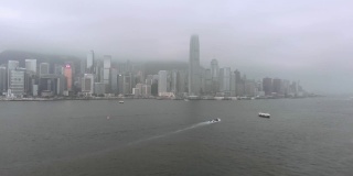 飞越香港维多利亚湾。背景是一座雾中的城市。