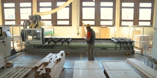 木工在木材厂，使用数码板，在家具厂检查圆锯机结果，佩戴安全设备