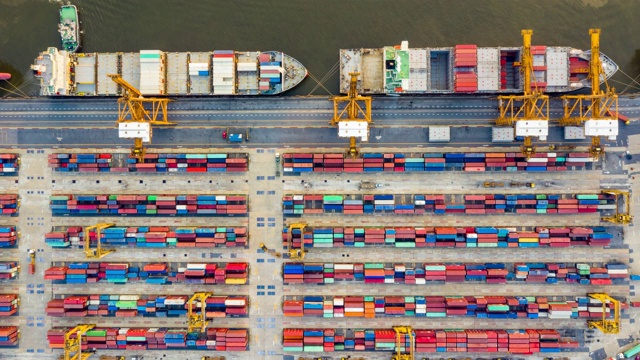 国际港口在进出口业务物流中使用起重机装载集装箱的超失效