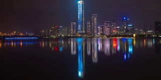 夜光照亮了深圳城市景观著名的人才园湖畔全景，4k时间跨度的中国