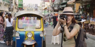 亚洲旅行者/游客在泰国曼谷Khao San路步行街散步和旅游拍照