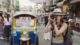 亚洲旅行者/游客在泰国曼谷Khao San路步行街散步和旅游拍照视频素材模板下载