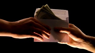 手给信封里的钱孤立黑钱，贪污或非法工资视频素材模板下载