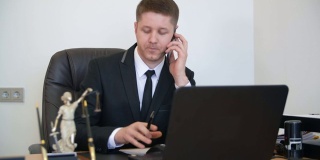 成功的律师在办公室接电话。与客户通话，试图解释事情。